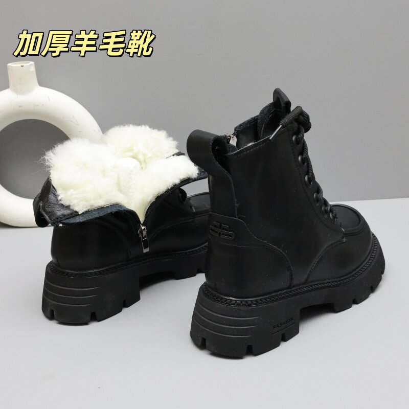 冬季女加绒防滑皮面马丁靴