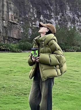 泡芙龟背绿色短款羽绒服女2025冬季新款莱姆绿棉袄连帽面包服外套