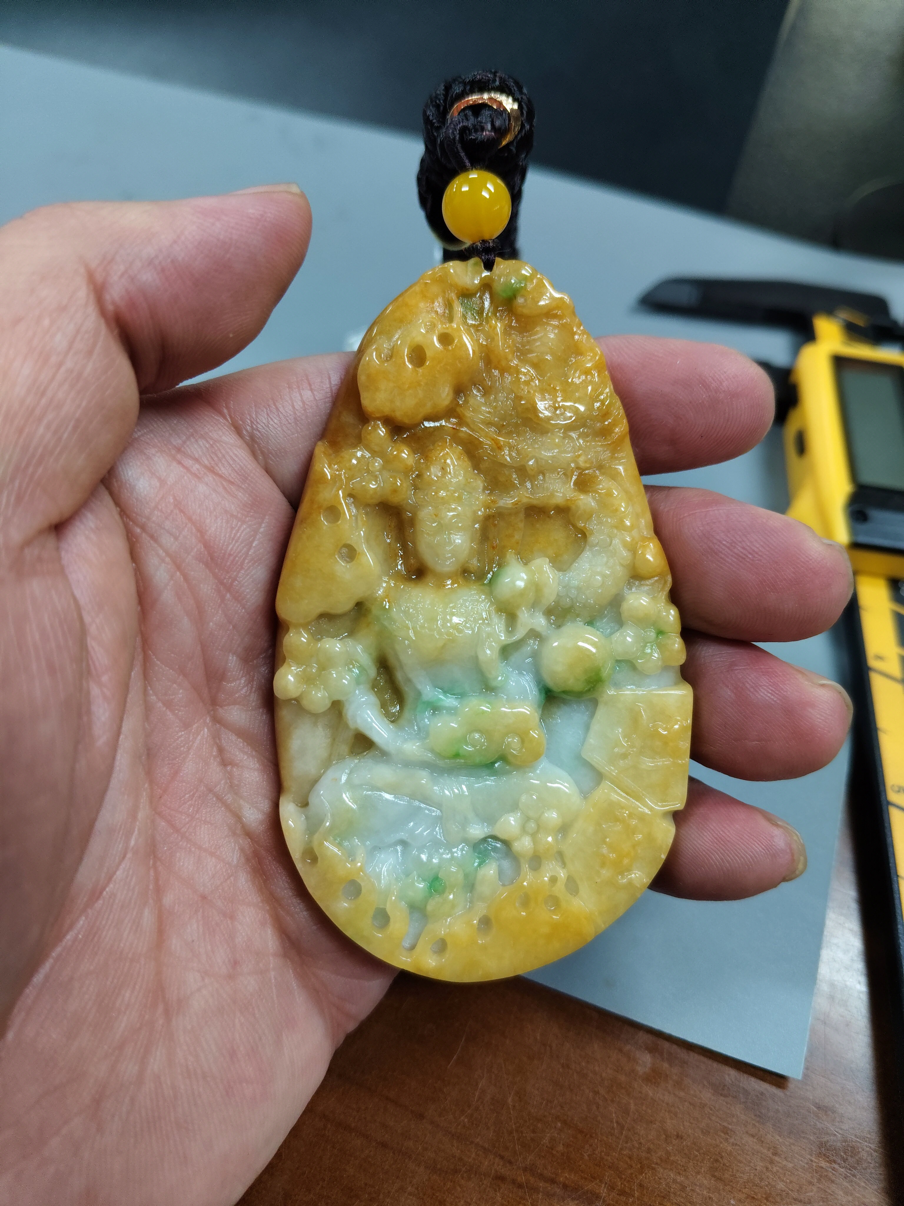 85*50毫米乘龙观音黄夹绿缅缅甸翡翠