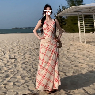 春装2025新款挂脖吊带连衣裙子女夏季海边度假气质掐腰高级感长裙