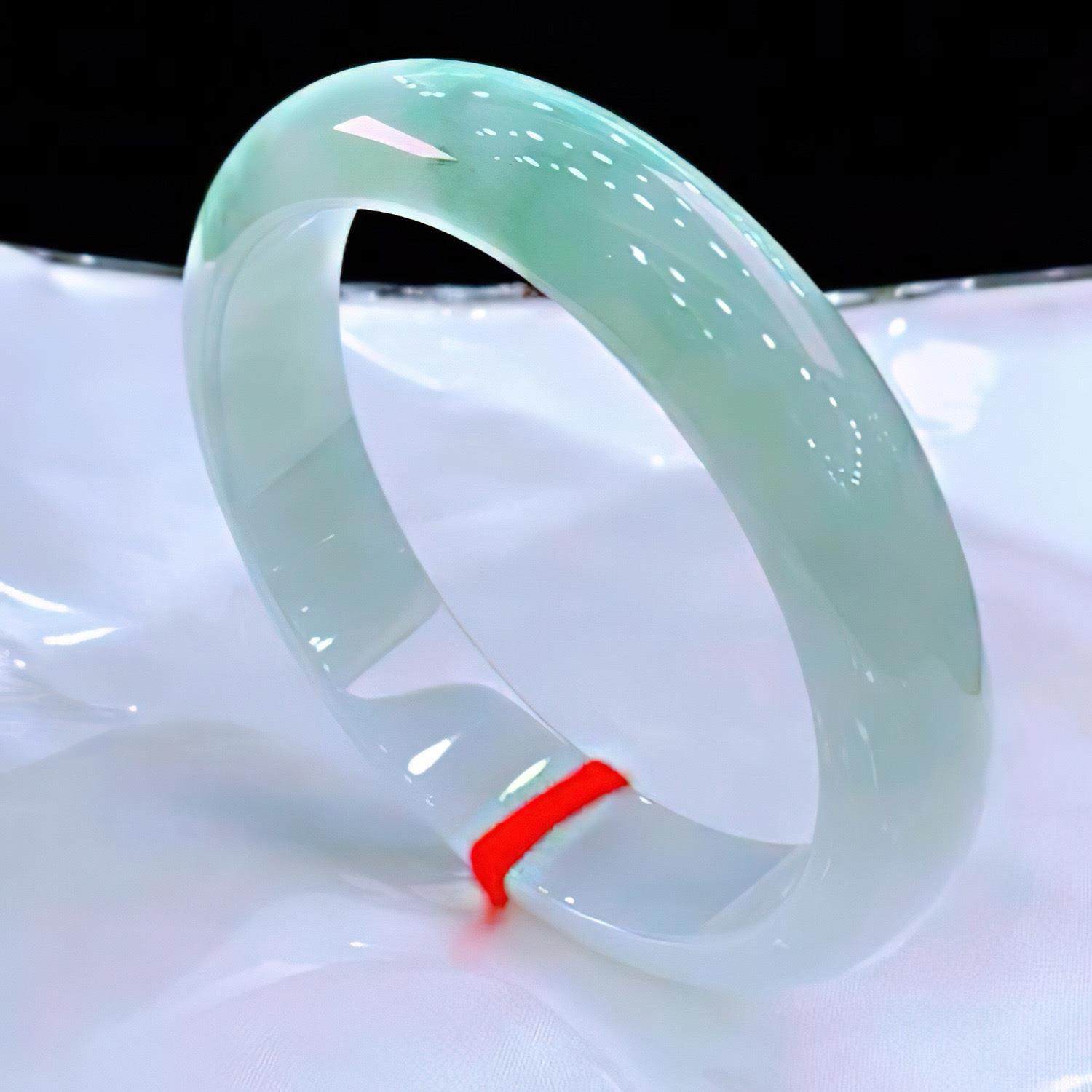 缅甸精选冰种浅绿翡翠色手镯贵妃镯正圈阳绿飘花玉手镯女款玉饰品