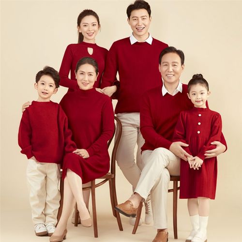 2023新款影楼亲子装全家福主题摄影服装家庭装一家六口拍照红毛衣