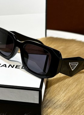 复古倒三角标墨镜女级感2025新款时髦个性显瘦方框黑色太阳眼镜