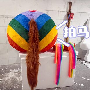 2026马年新款拍马屁毛玩偶具美陈商场DP点抱柱装饰打卡道具互动