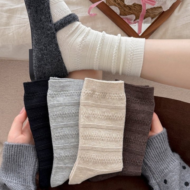 秋冬老钱风暗纹显瘦女中筒袜