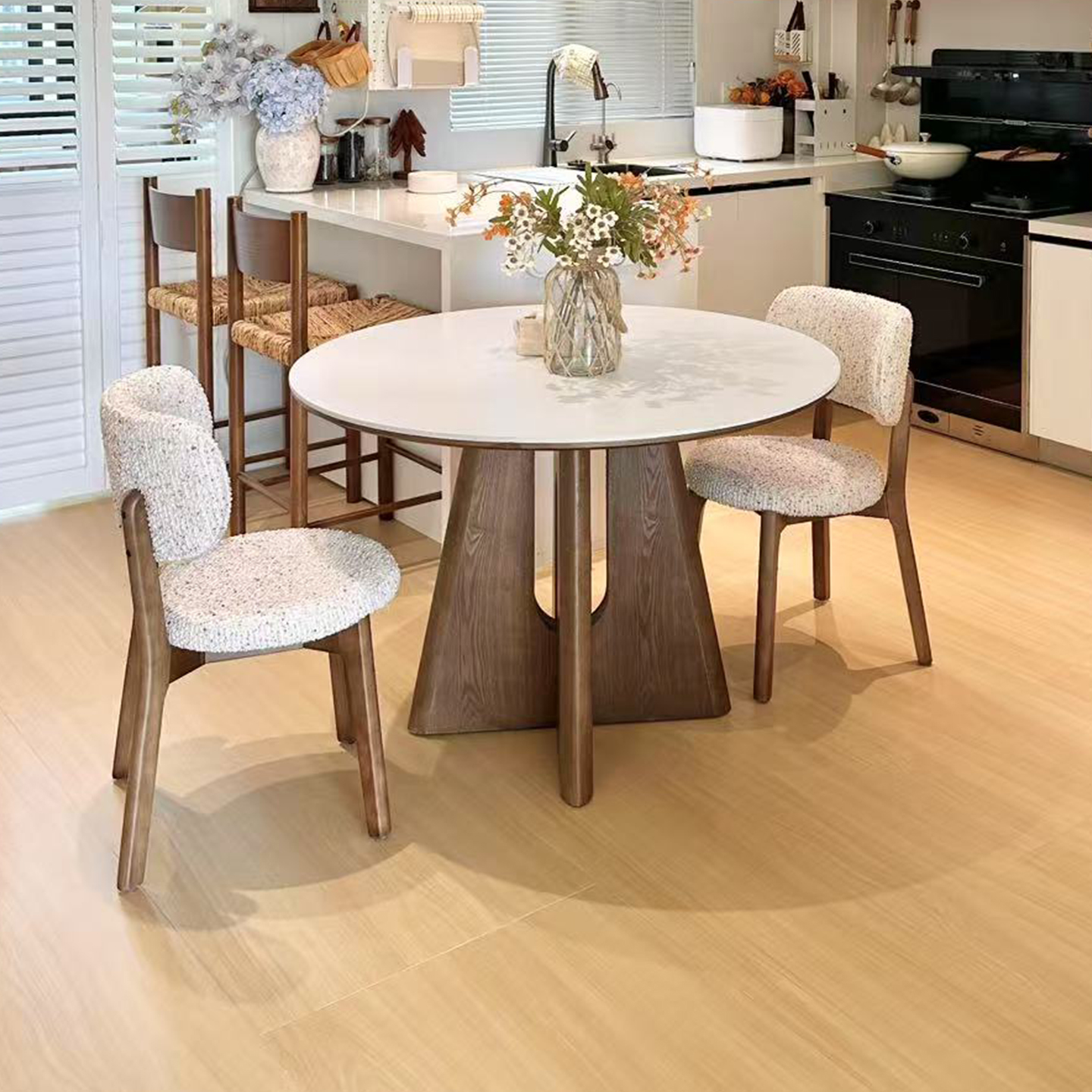 纯白岩板餐桌家用小户型中古侘寂风2025新款胡桃色圆形实木餐桌