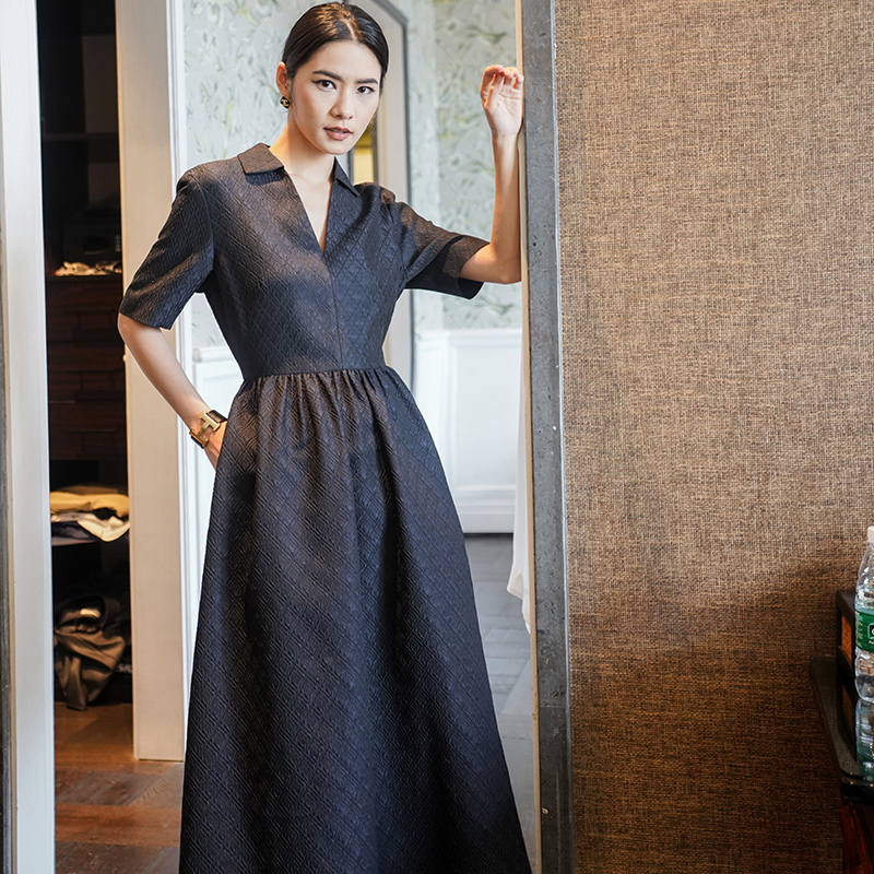 法式赫本风提花连衣裙春夏2024年新款V领中袖高腰内搭A字复古长裙