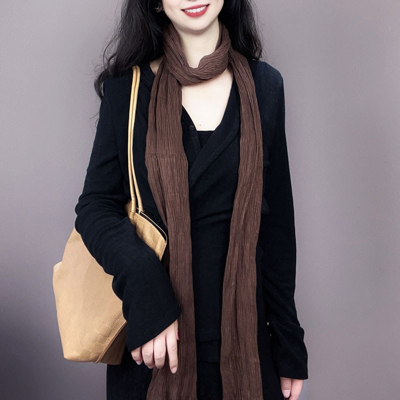 细窄长条棉麻围巾女深咖色2025新款春秋薄款护颈装饰文艺褶皱围脖