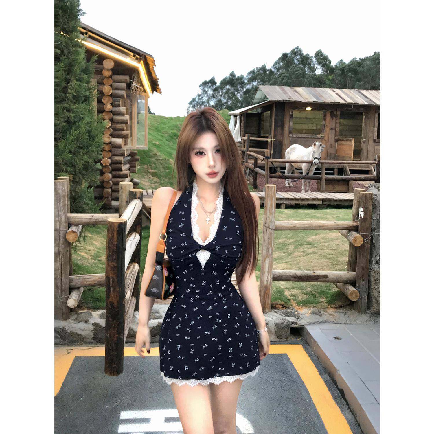 Mejiu蜜九【钢琴假日】蕾丝挂脖收腰连衣裙女春夏设计感纯欲裙子