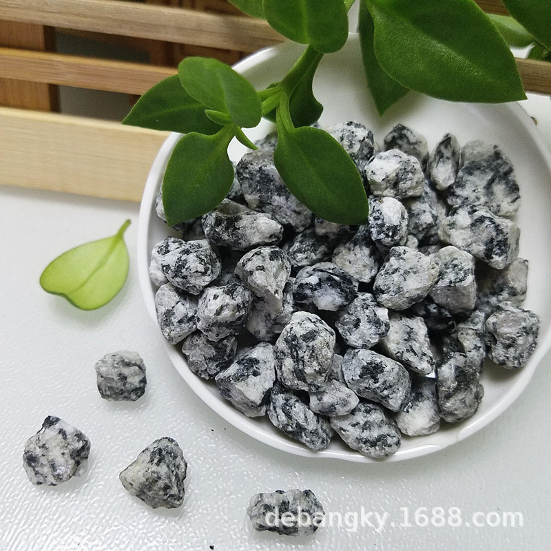 主营黑白花灰石子磨圆芝麻灰石子胶粘石骨料园林景观小石头
