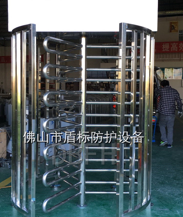 盾标防护厂家订制圆弧形单向栏杆门不锈钢全高旋转转闸出口棍匝道