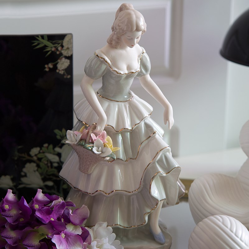 中古瓷偶提裙女孩高级感法式公主桌面小屏风氛围感装饰陶瓷蓝摆件