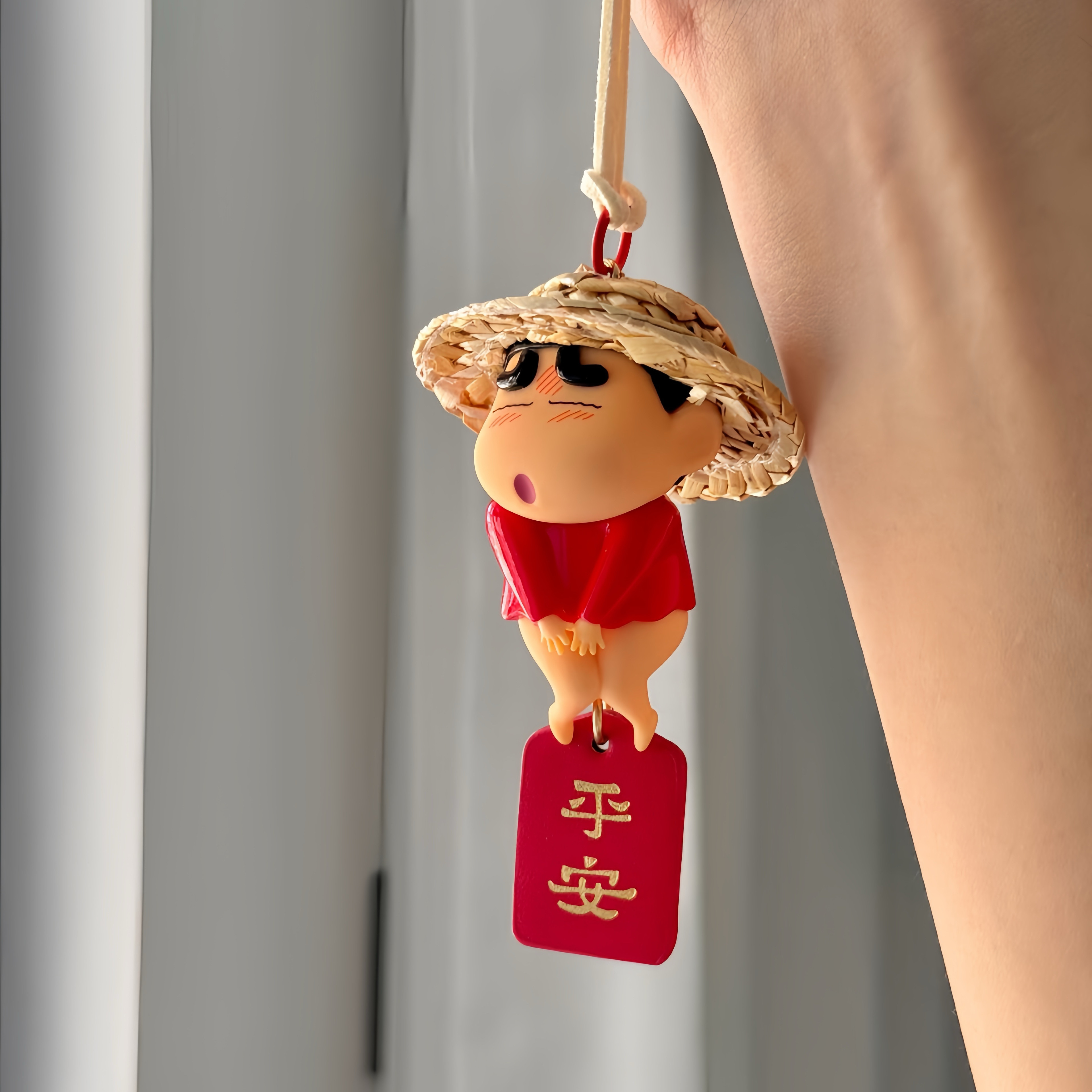正版草帽蜡笔小新汽车挂件创意卡通屁屁小新车载中控台装饰品挂饰