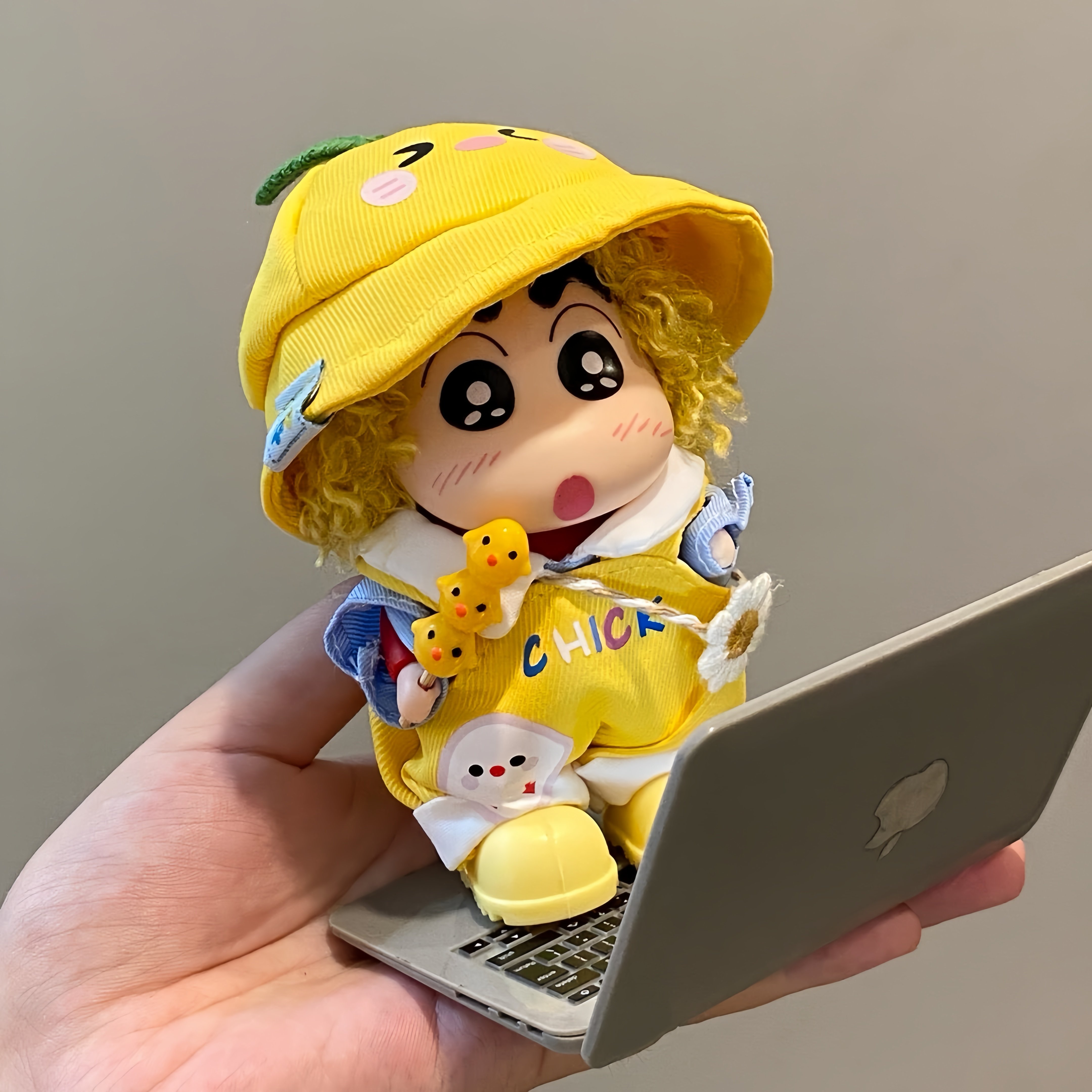 蜡笔小新小黄鸭卷发手办创意卡通可换娃衣小新摆件潮玩桌面装饰品