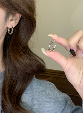 ZHENWEI/甄薇 潺流耳圈不规则素圈小众金银色耳环耳钉轻奢耳饰女