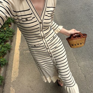显瘦休闲气质Z荷叶边长裙 别致漂亮V领条纹针织连衣裙女高级感修身