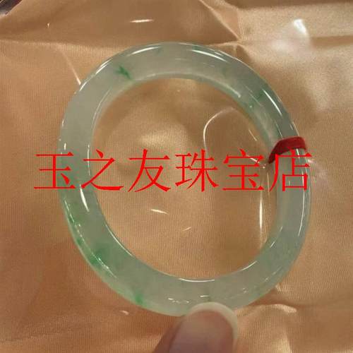 冰种冰底飘绿花翡翠色椭圆形玉镯