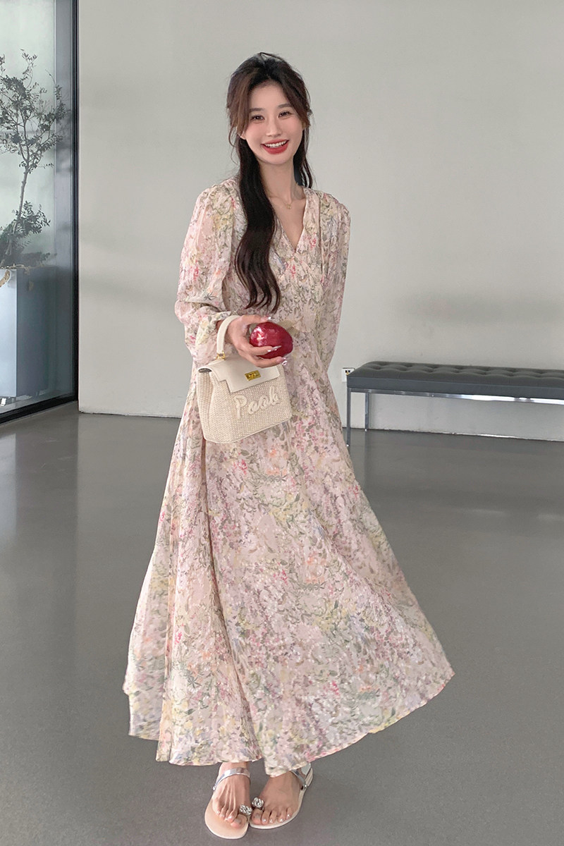 时髦洋气粉色v领碎花裙女初秋2025新款法式复古茶歇赫本风连衣裙,女装连衣裙,浙宝007A（原150A)