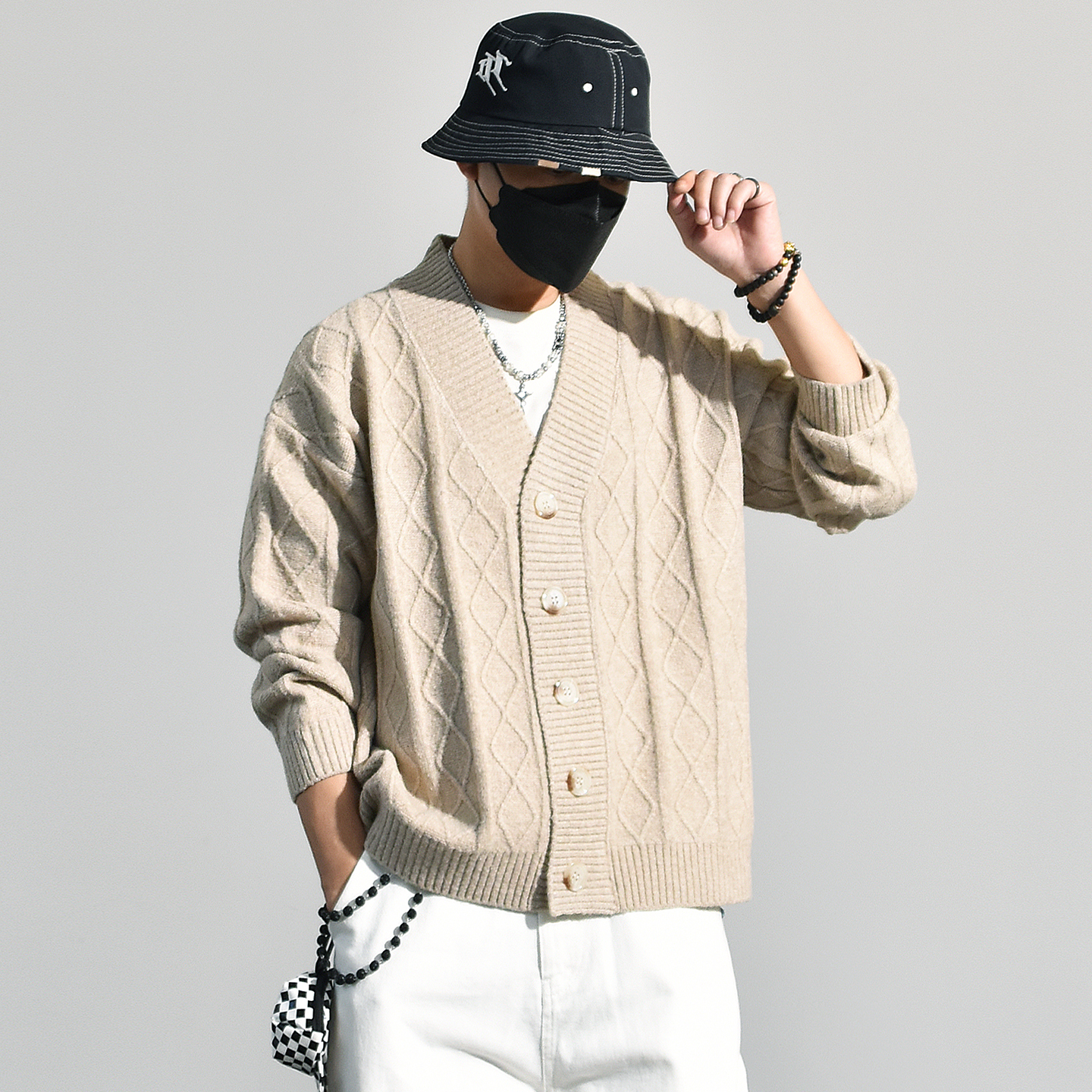 经典复古菱形格扭花V领毛衣外套