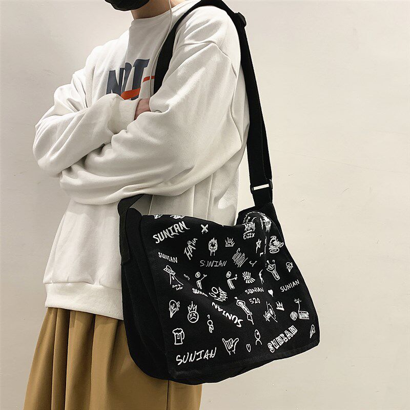 街头潮牌斜挎包男士日系时尚个性涂鸦帆布包休闲潮流X学生单肩包