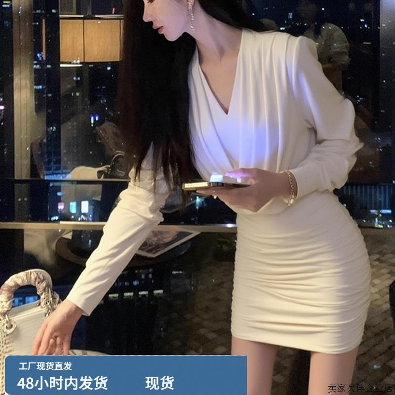 初秋清冷富家千金穿搭高端精致高级感重要场合法式白色荡领连衣裙