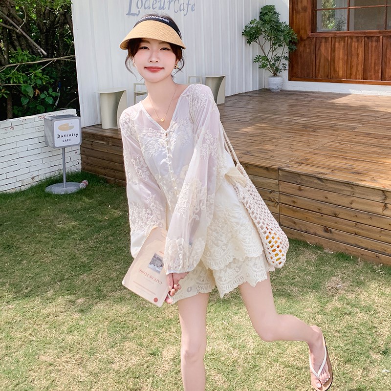 米白色蕾丝绣花防晒套装女2025年夏季新款甜美减龄上衣短裤两件套