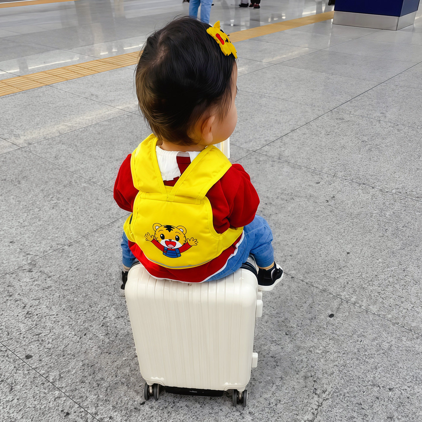 行李箱坐宝神器儿童绑带旅