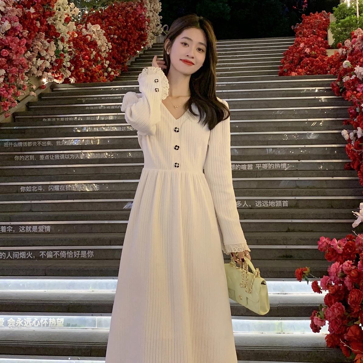 温柔风茶歇法式气质v领打底连衣裙女秋冬配大衣的内搭冬款长裙子
