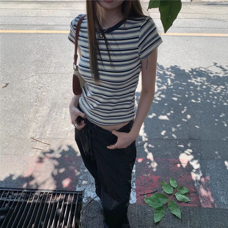 条纹韩版气质新款短袖T恤上衣百搭春夏圆领撞色复古女小个子