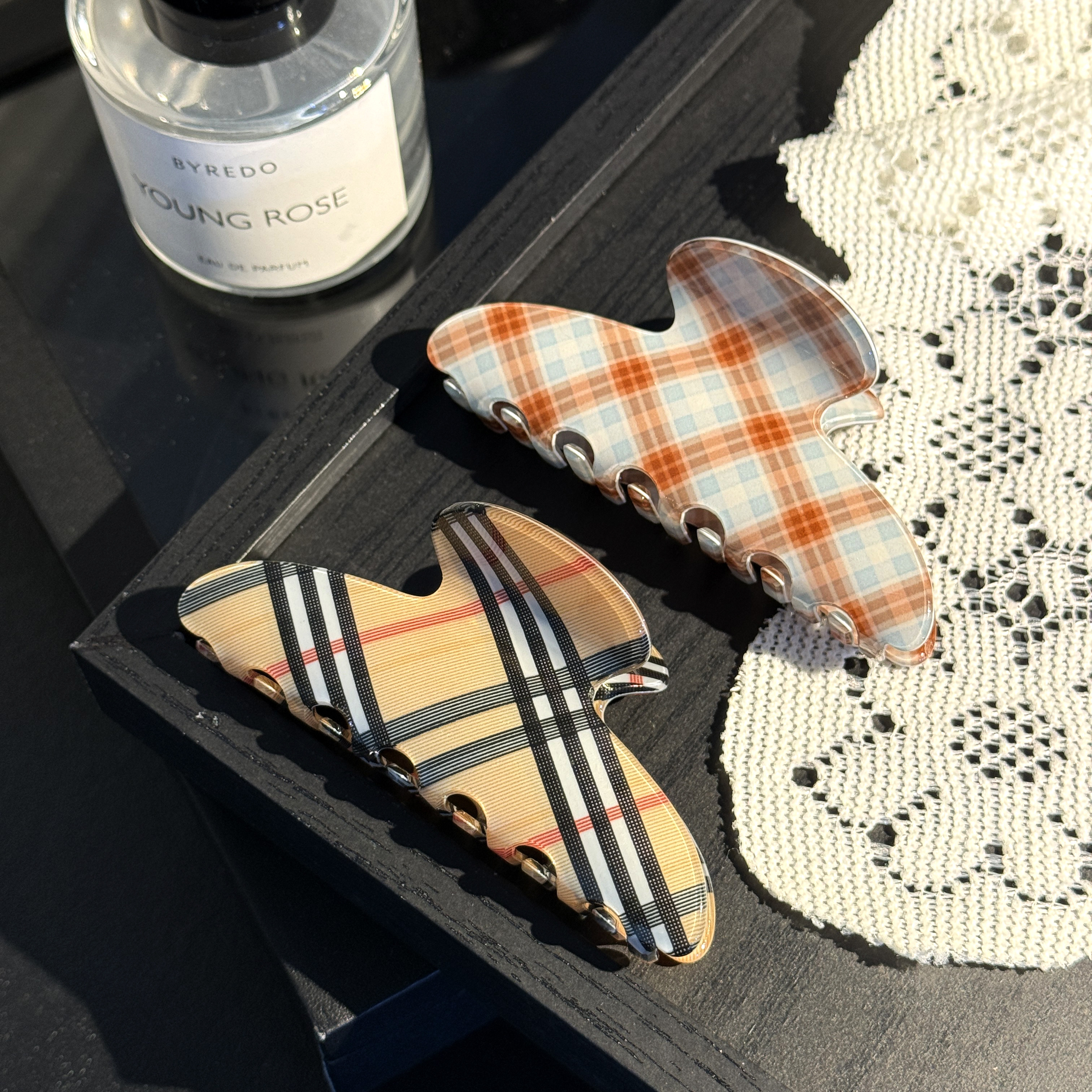 卡其色英伦格子鲨鱼夹慵懒后脑勺盘发抓夹女巨显发量百搭发饰新款