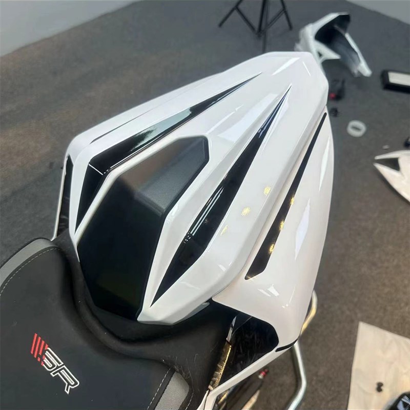 适用春风 450SR 改装竞技后驼峰改装后座垫后T尾盖尾翼新款快拆