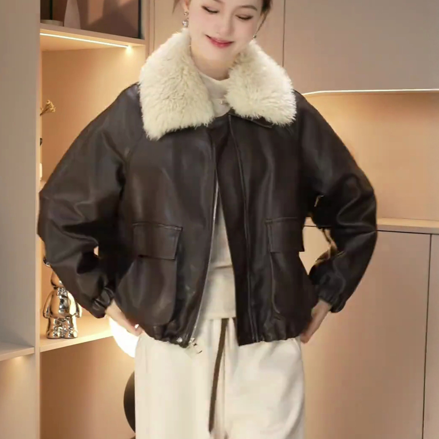 2025秋冬季新款欧货羊羔毛拼接翻领皮衣短外套女加厚宽松显瘦上衣,女装/女士精品,皮衣,淘宝优惠券,粉丝福利购,淘宝优惠卷