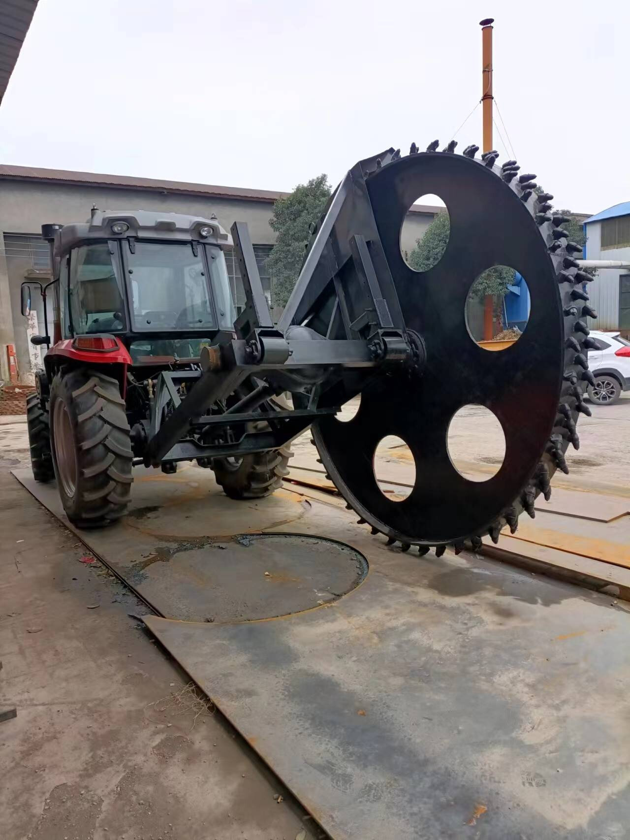 大型圆盘开沟机工程管道电缆路沿石开槽机悬挂式拖拉机带动打沟机