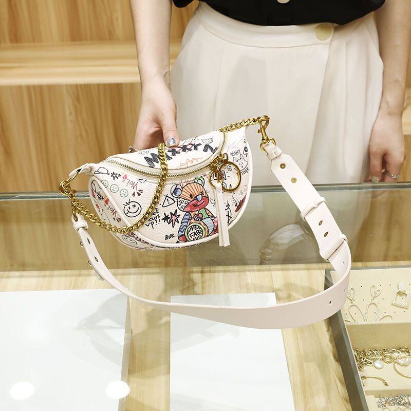 小众设计小熊涂鸦斜跨包包女2024新款潮网红百搭胸包链条小包腰包