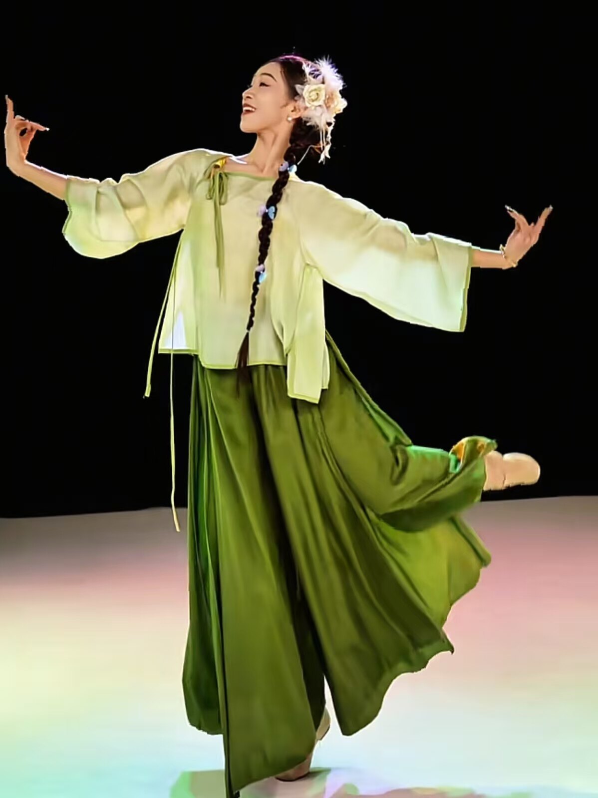 绿色古典舞演出服油纸伞春三月舞蹈服立春雨巷佳人