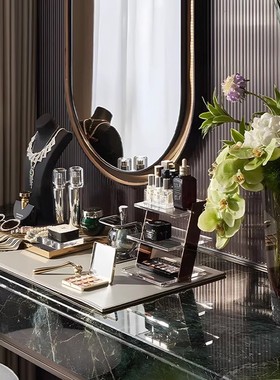 欧式现代样板间女士卧室衣帽间梳妆台化妆护肤品项链香水组合摆件