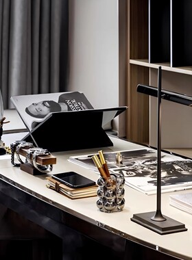 现代轻奢书房书桌写字板软装搭配套装设计创意摆件桌面装饰样板间
