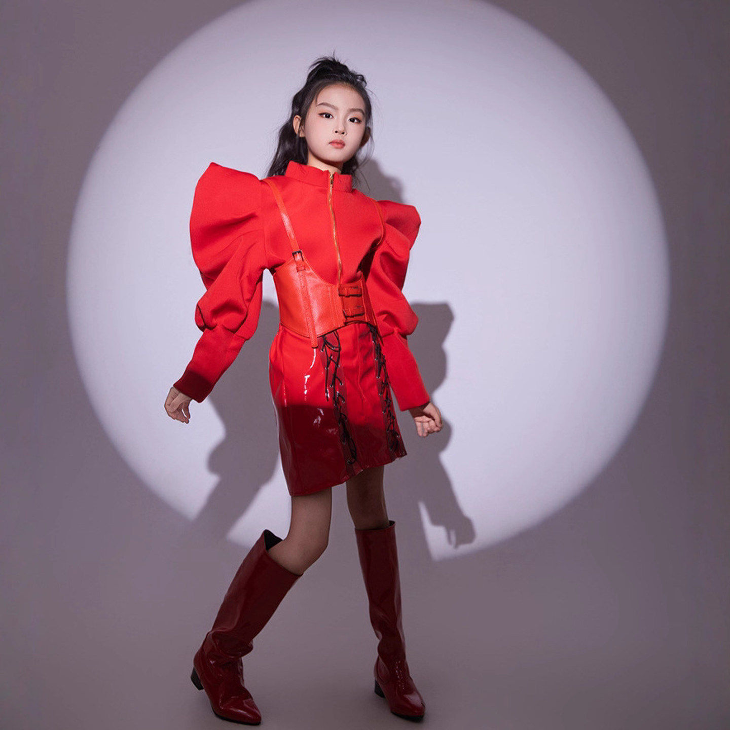女童走秀服装红色儿童模特比赛演出服时尚个性潮酷秀台女孩机车风