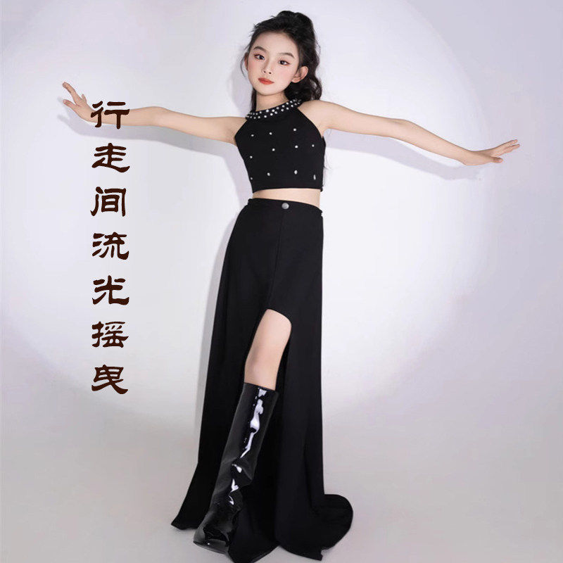 女童模特走秀潮服黑色挂脖大玩家露肩闪钻黑色开叉裙儿童T台演出6