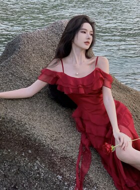 新品法式复古红色连衣裙露v肩长裙荷叶卷边重工吊带裙开衩裙度假