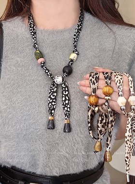 时髦浓度飙升！抽拉式豹纹丝巾项炼女款复古氛围感毛衣炼秋冬配饰