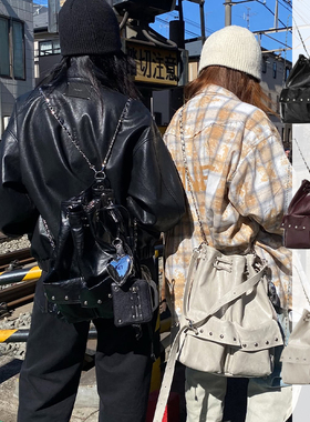 W3韩国小众deinet抽绳油蜡皮双肩包辣妹铆钉链条机车包单肩斜跨包