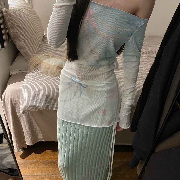 套装女2024春季新款一字肩蓝色印花修身打底衫t恤+针织包臀半身裙