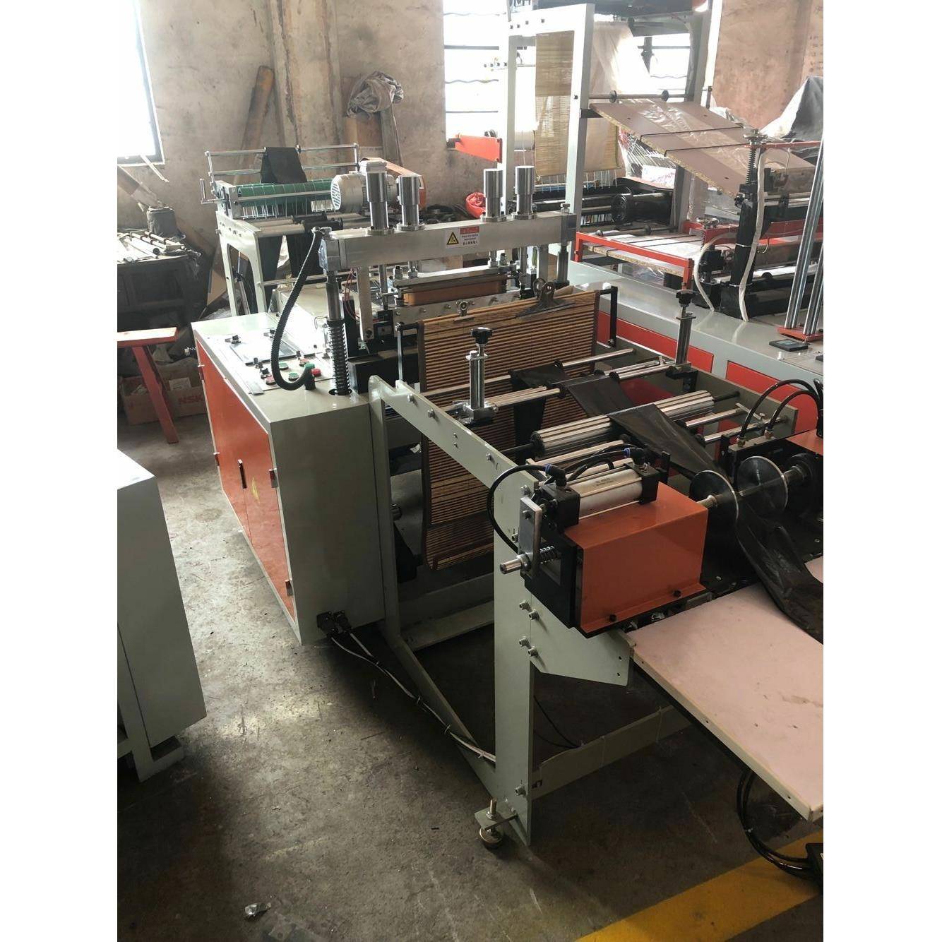 厂家生产家庭经济型全自动连卷点断式垃圾袋塑料制袋机环保