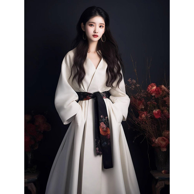 秋冬2024新款女装温柔风超好看法式白J色端庄大气收腰长袖连衣裙
