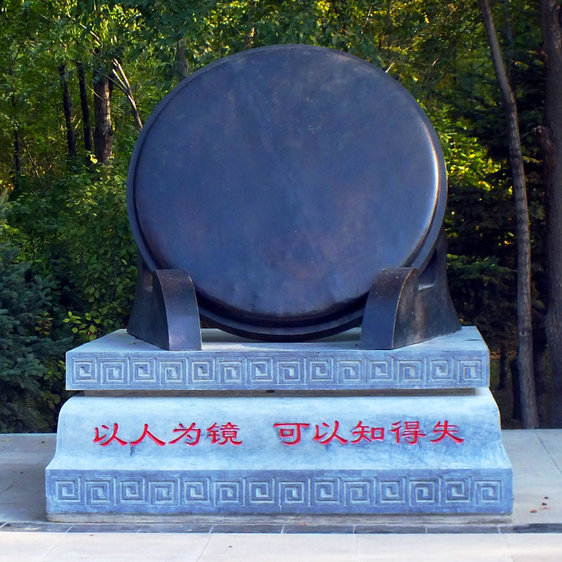 户外广场法制铜镜塑像制作园林景B观抽象创意雕塑步行机艺术品摆