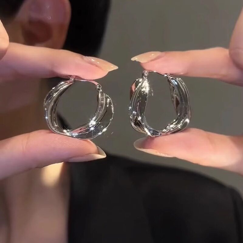 단순한 기질과 틈새 디자인 귀걸이를 갖춘 여성을 위한 하이엔드 라이트 럭셔리 메탈 콜드 스타일 후프 귀걸이입니다