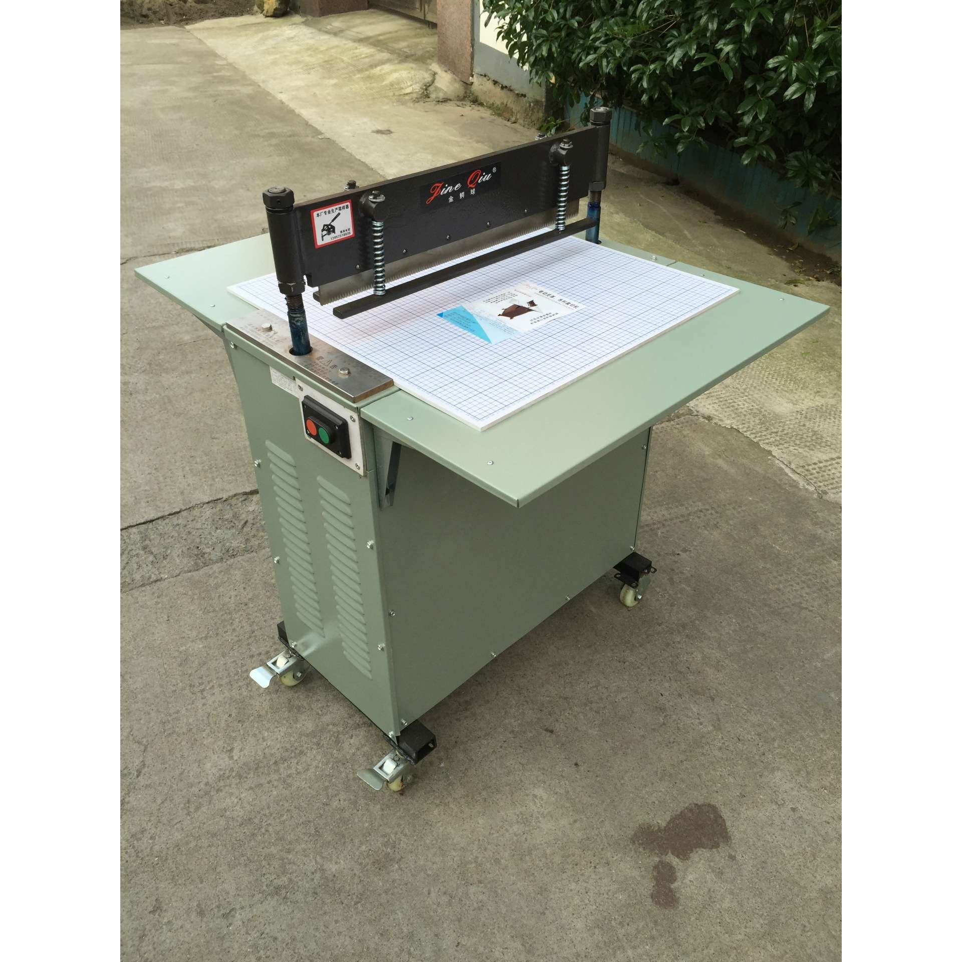 供应无纺布布样裁切机 优质半自动布样裁切机 服装面料布样裁切机