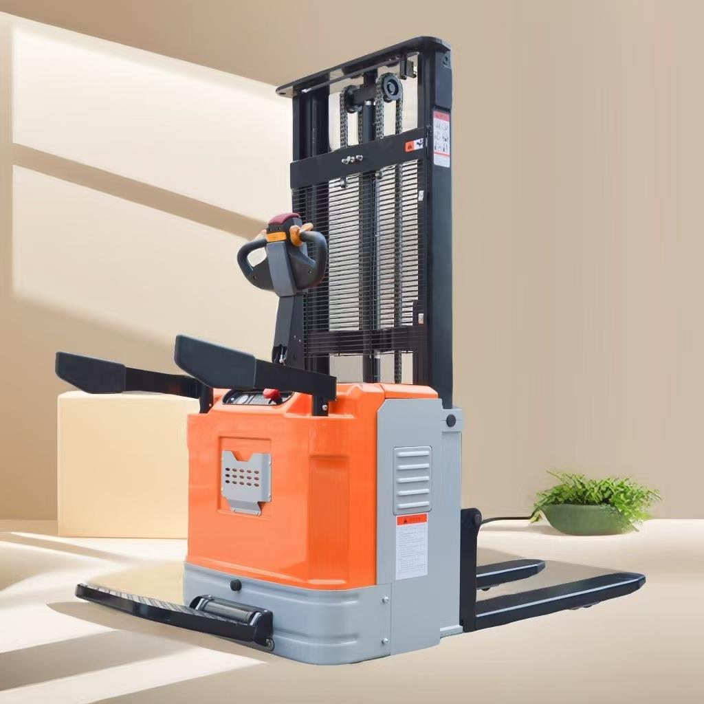 好拉牌CDD15J特惠站驾式堆高车1.5吨踏板式堆垛车全电动叉车