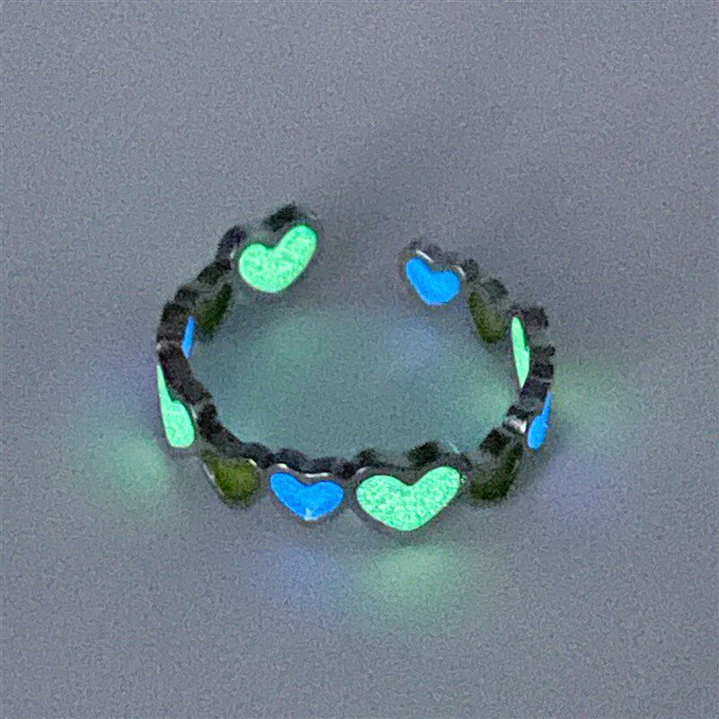 极速无聊了就戴个能发光的小爱y心 夜光戒指活口可调节心形指环饰